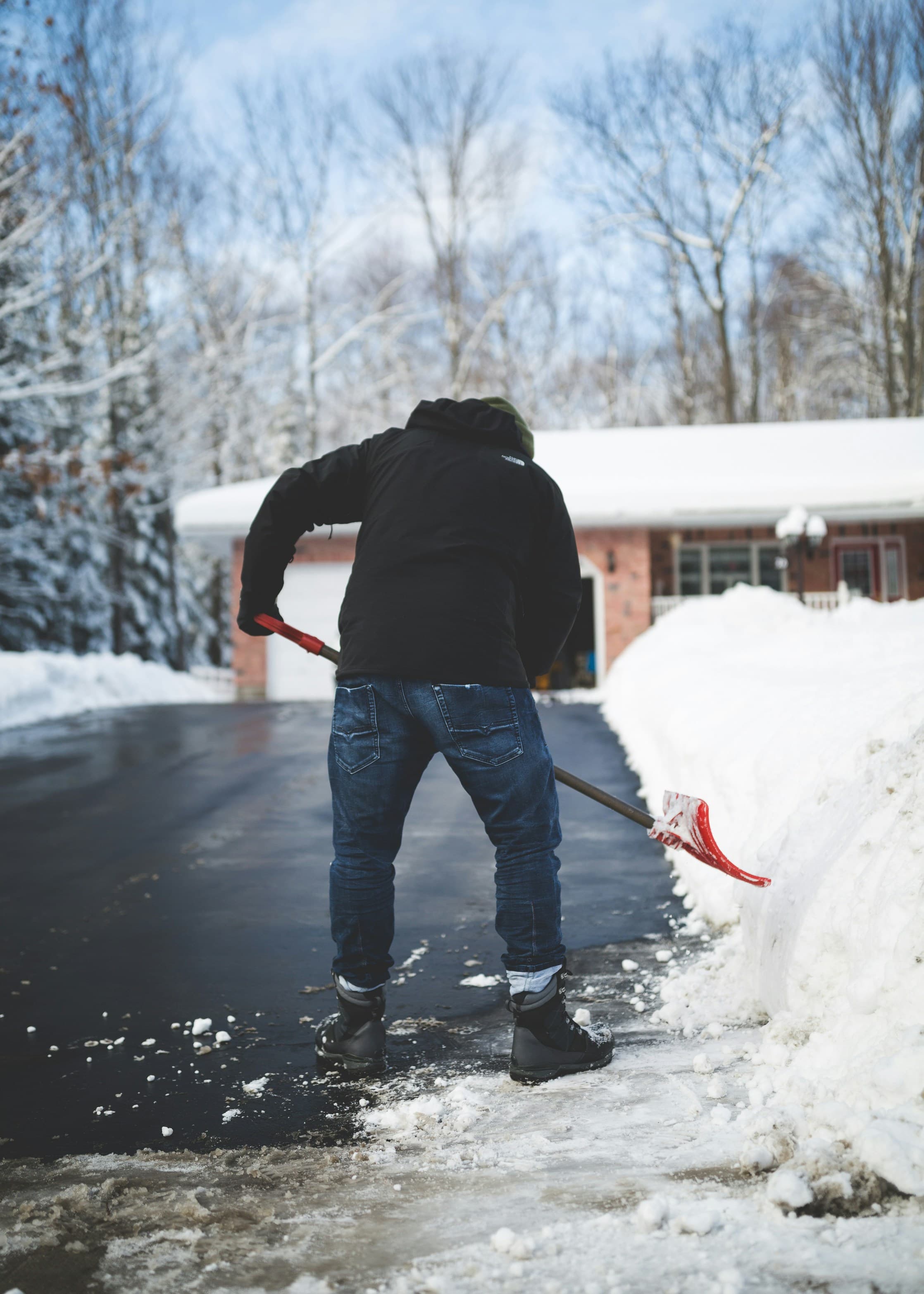 雪が降り積もる住宅街
